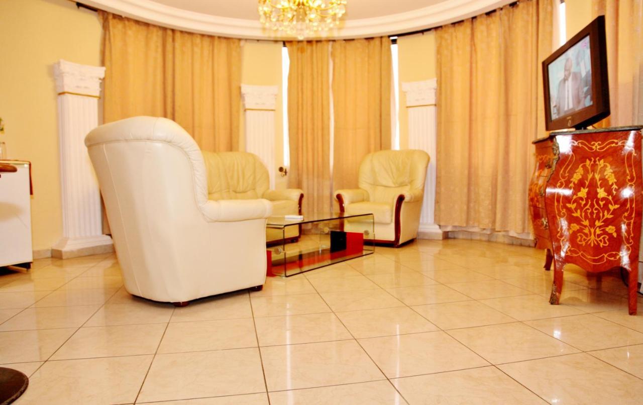Hotel Vallee Des Princes Дуала Экстерьер фото